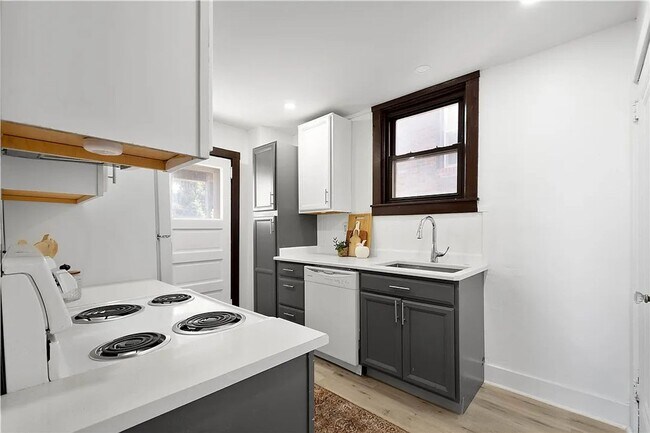 Building Photo - 3 bed 1 bathroom - central air, outdoor sp...