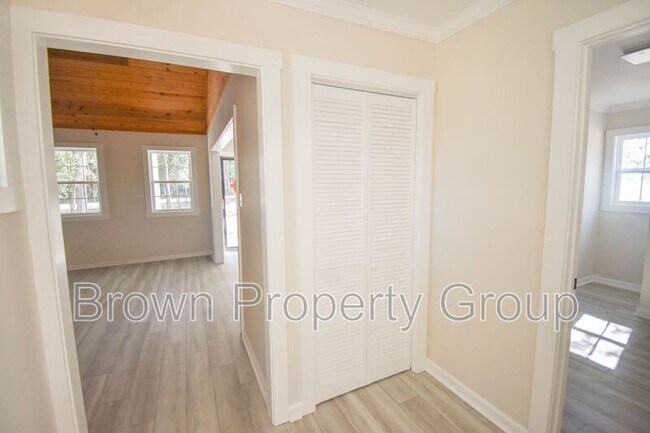 Building Photo - 885 Simmons Rd