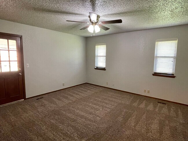 Building Photo - 903 E Northbrook Ave