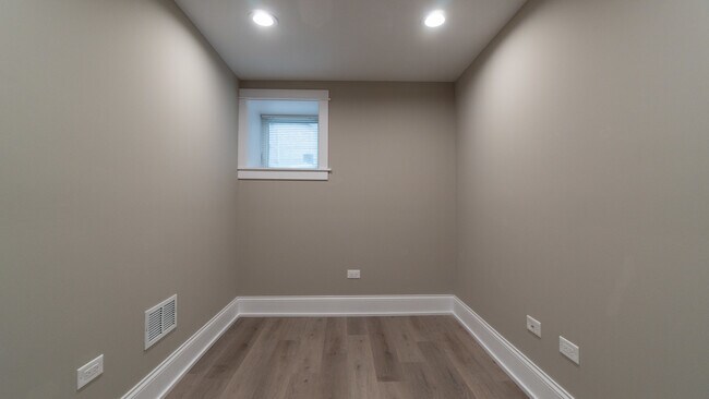 Building Photo - 5404 N Paulina St
