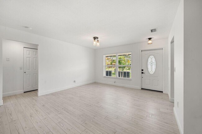 Building Photo - 908 Hibiscus Dr