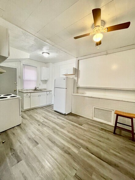 Building Photo - 3 Bedroom Home Available Now