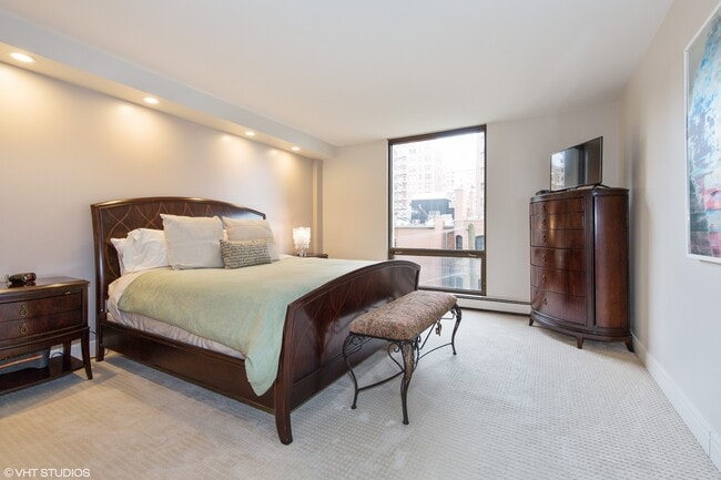 Building Photo - 100 E Bellevue Pl