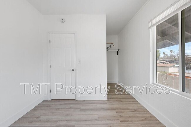 Building Photo - 1647 E 6th St