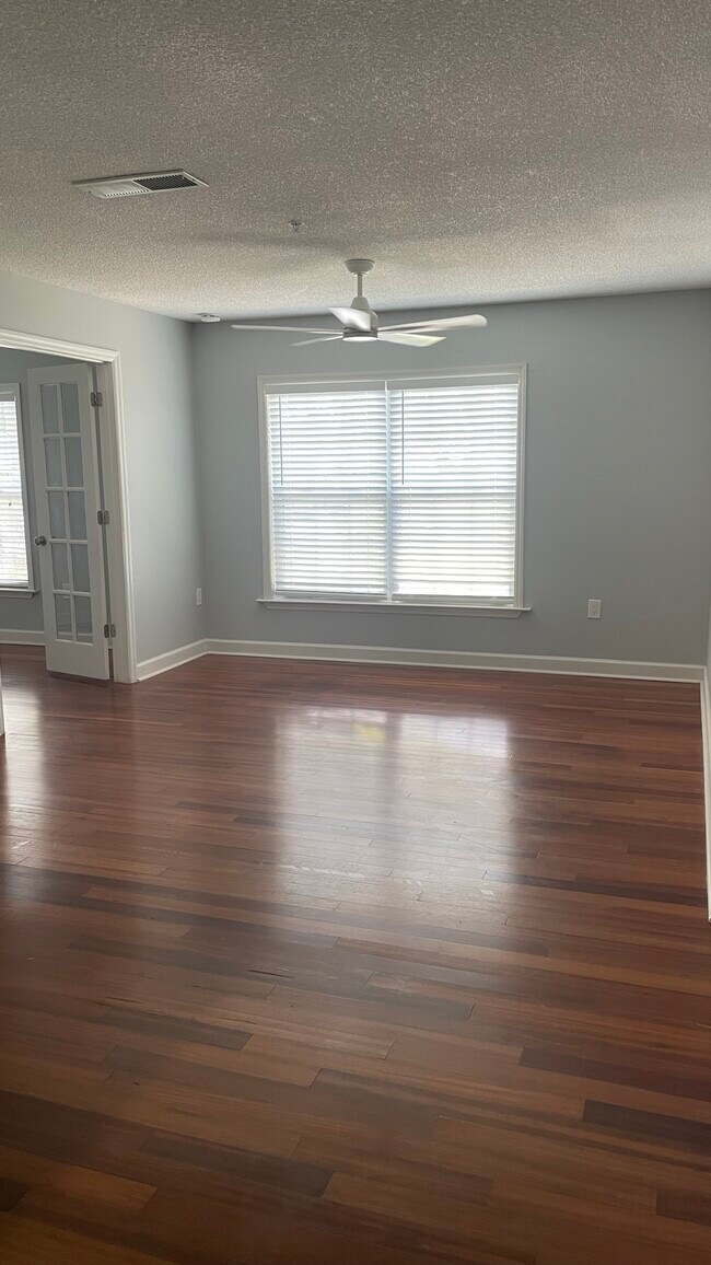 Building Photo - 2013 Dixie Belle Dr