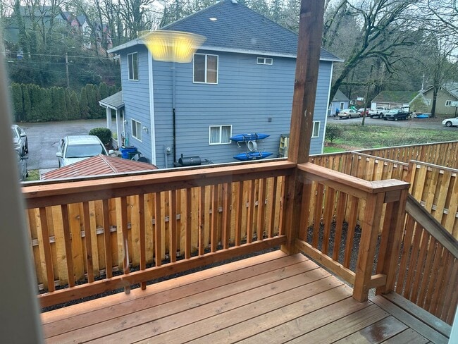 Building Photo - Newer low maintenance duplex in highly desired Camas area w/ great schools!