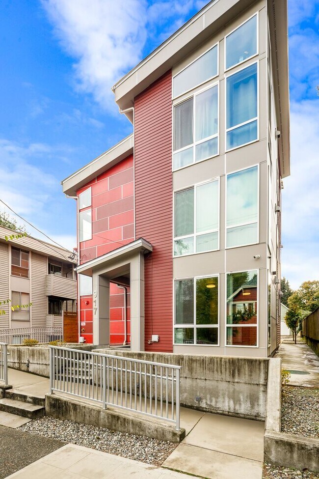 Building Photo - Gorgeous Studio in SW Seattle