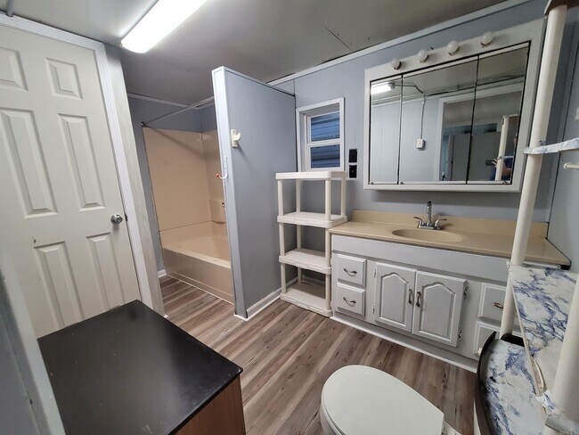 Building Photo - 112 Kenny St