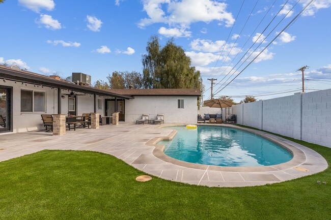 Building Photo - Fully Furnished 5 Bedroom/3 bathroom Home ...