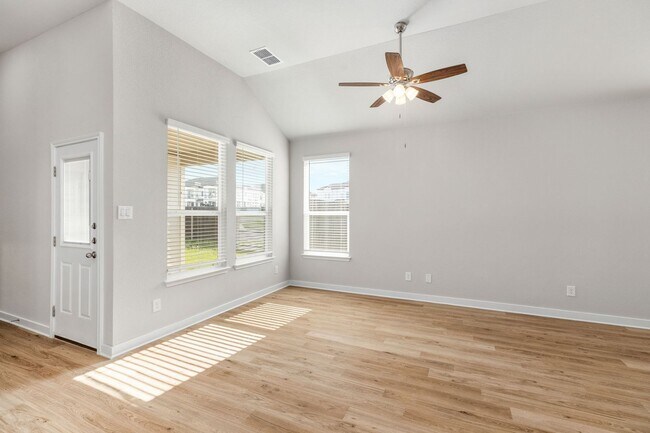 Building Photo - Stunning Duplex in prime location EMMA Park