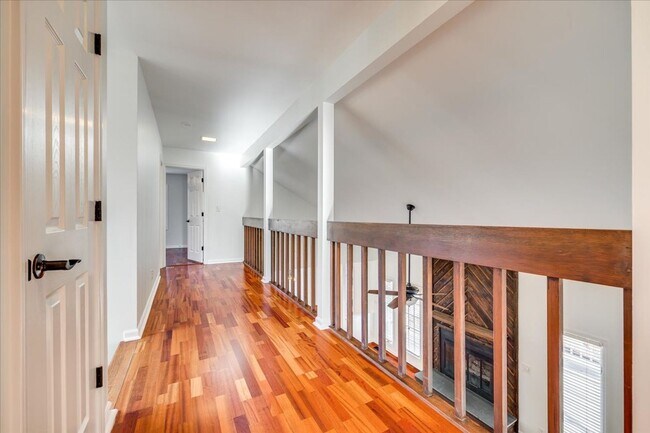 Building Photo - River Hills: 3 BR with 2 Full & 2 Half Baths