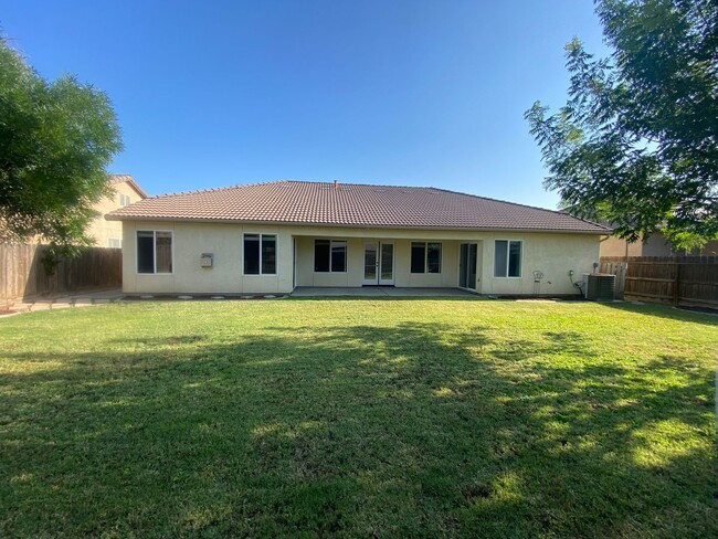 Building Photo - In Hanford-4 Br 2.5 Ba Available Now