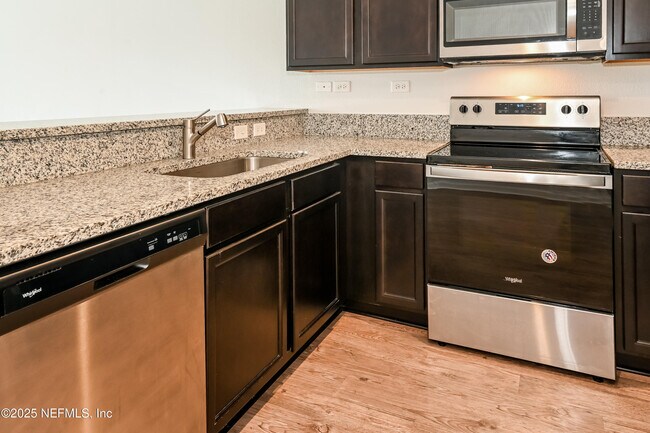 Building Photo - 553 Eiseman Wy