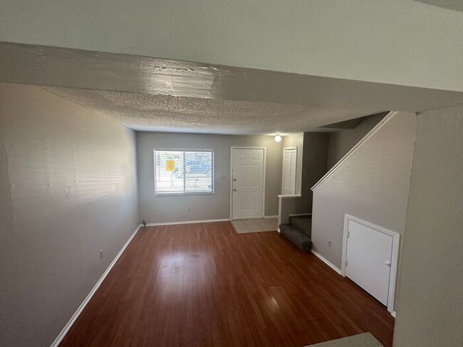 Building Photo - GREAT 2/2.5 Townhome Near UCF! Available Now!