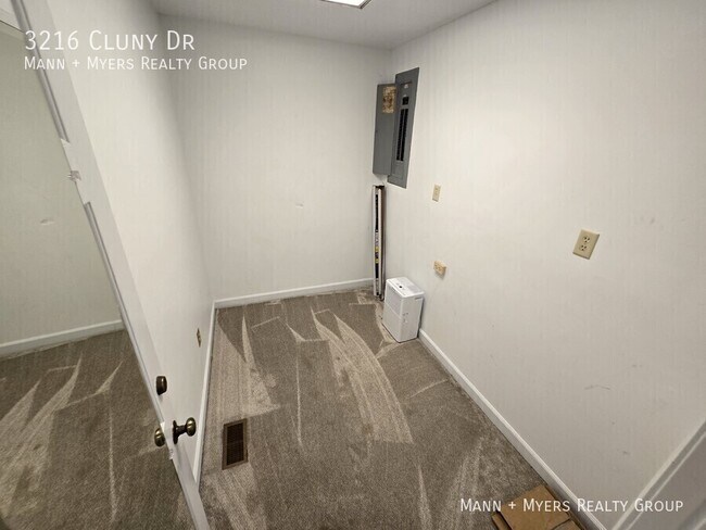 Building Photo - 3216 Cluny Dr