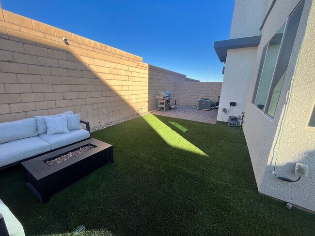 Building Photo - Beautiful 3 Bedroom Townhome in the Southw...