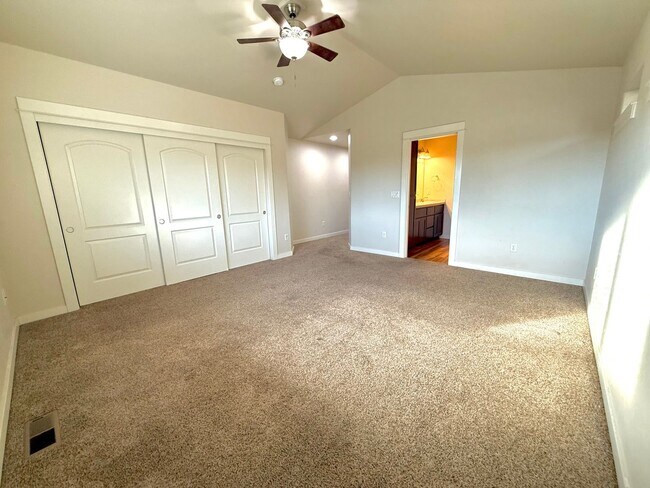 Building Photo - 4 Bedroom Home: Fenced Backyard & Great Location!