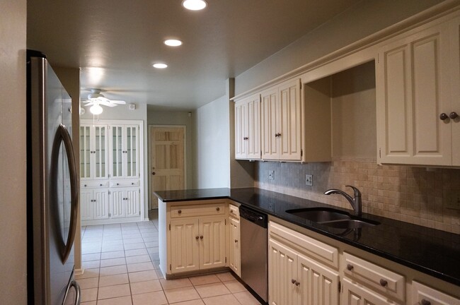 Building Photo - 3 bed 3 Bath 2 Car Garage Town Home in the...