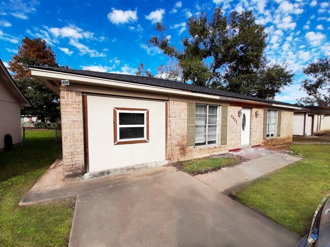 Building Photo - 3662 Hemlock Ln