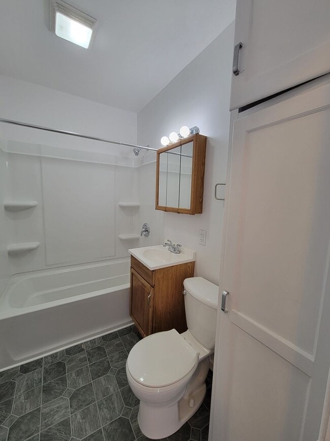 Building Photo - 3 Bed 2 Bath House