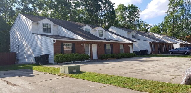 Primary Photo - 3 BR/ 2BA Townhome located in