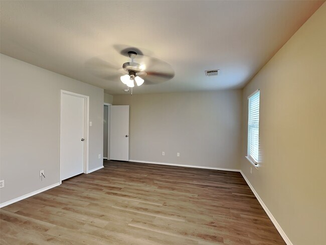 Building Photo - 1207 Hannover Blvd