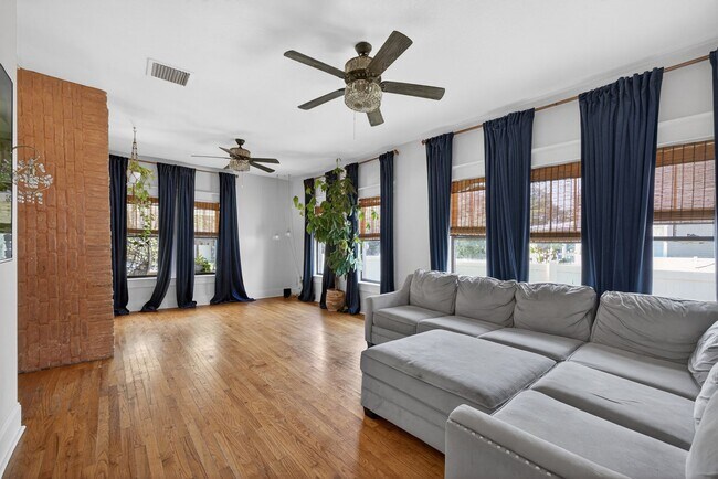 Building Photo - Stunning 4-bedroom home in Tampa! (Bonus room)