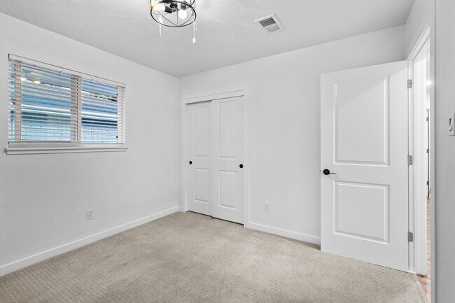 Building Photo - Charming and Renovated 4 Bedroom 2 Bathroo...