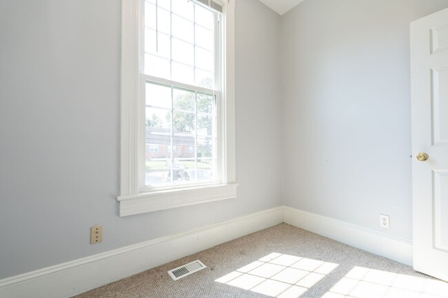 Building Photo - BEAUTIFUL Apartment in Downtown Suffolk!