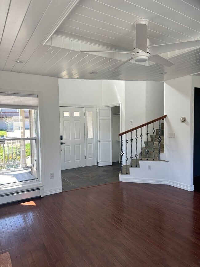 Building Photo - 850 Mountain View Dr