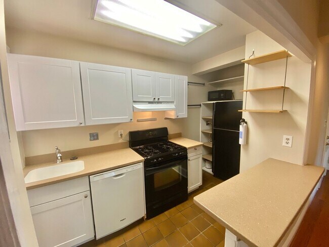 Building Photo - Have Breakfast at Tiffany's! Dupont's Gleaming Light Filled 2 En-suites w/ W/D at the Tiffany!