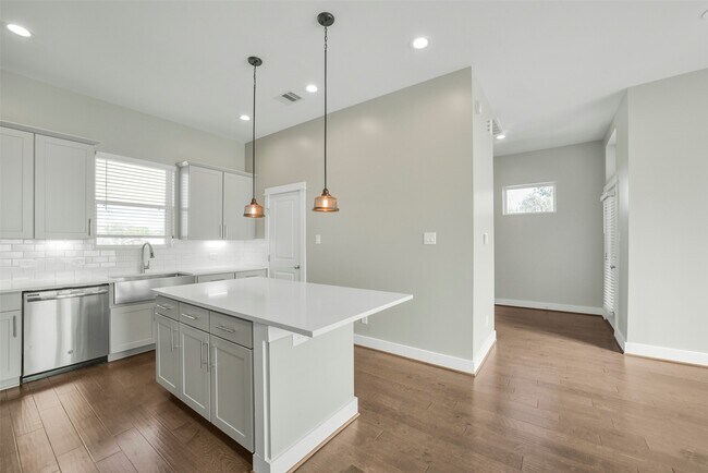 Building Photo - 720 W Donovan St