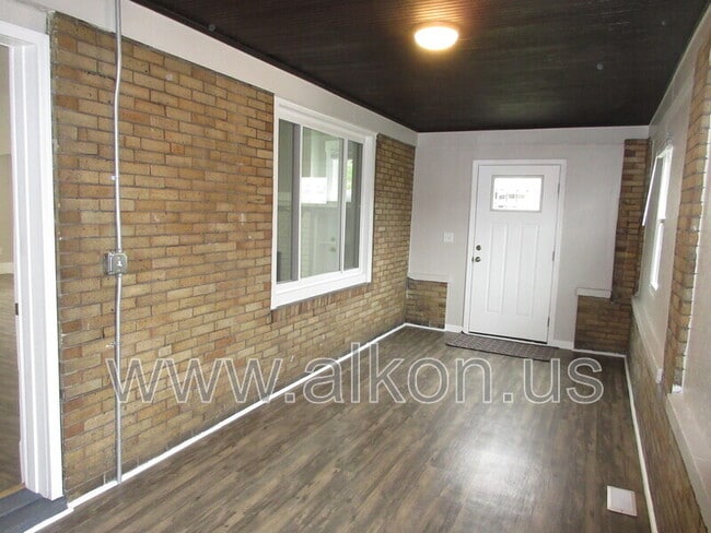 Building Photo - 302 W Virginia Ave