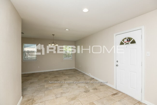 Building Photo - 521 Kemper Ave