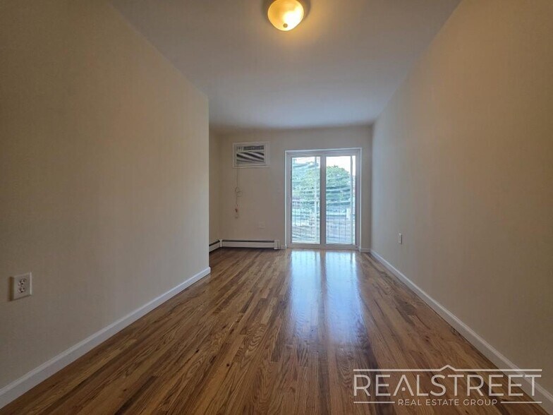 Building Photo - Spacious 2-3 Bed, 2 Bath Apartment with In...