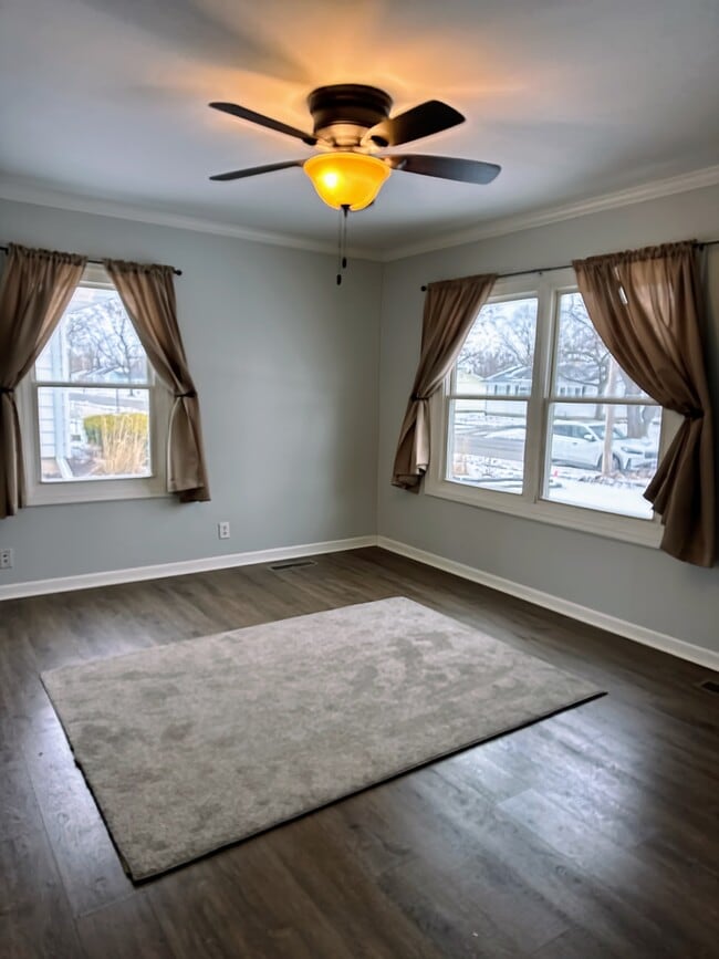 Building Photo - 905 Brentwood Dr