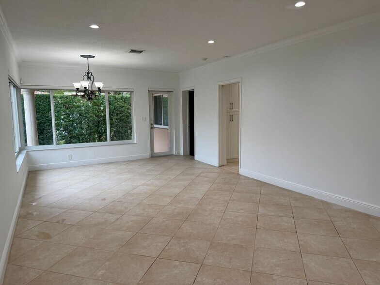 Building Photo - 814 Capri St