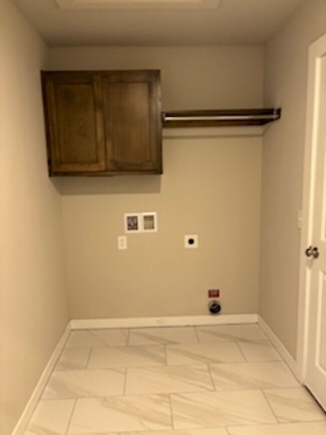 Building Photo - Stunning New Home!