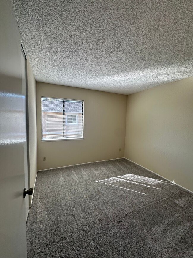 Building Photo - Beautiful & Large 2bd/ 2ba Condo