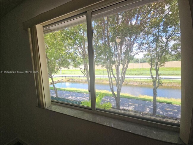 Building Photo - 5030 NW 116th Ct