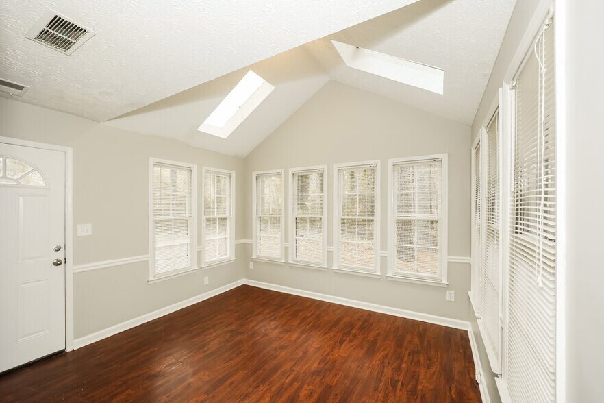 Building Photo - 10 General Longstreet Line