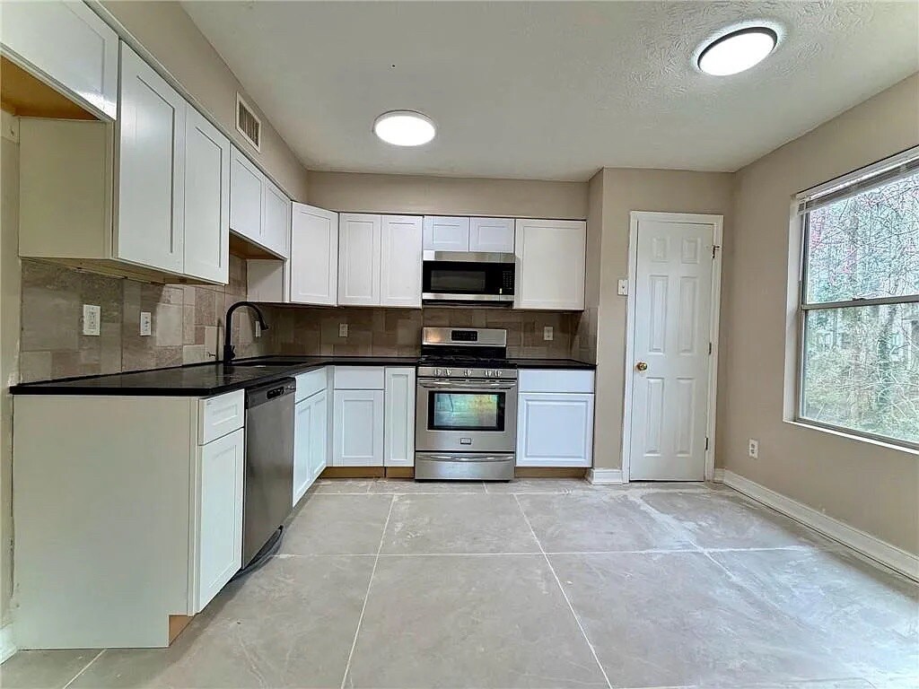 Building Photo - Room in House on Windsor Downs Ln