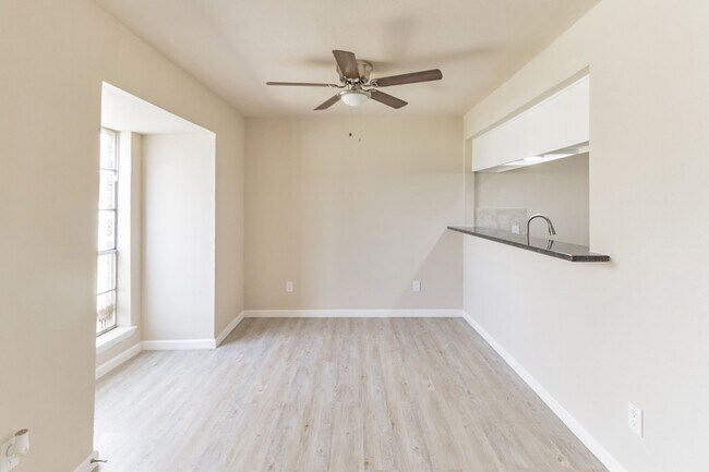 Building Photo - 6815 Beachwood St