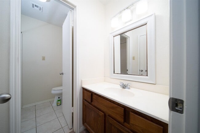 Building Photo - 2838 Colony Dr