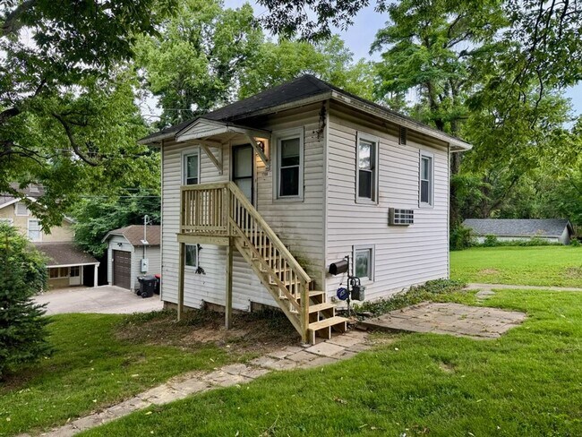 Building Photo - 1706 Cowling Ave
