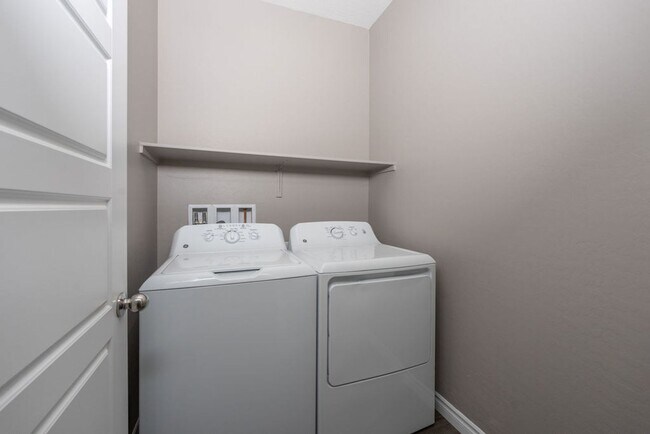 Building Photo - Modern Henderson Townhome with Loft & Resort-Style Amenities