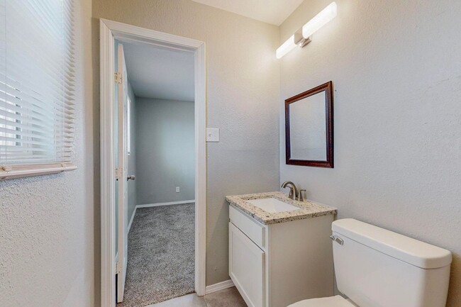 Building Photo - NE Mid-Century Modern 3 Badroom 1.5 Bath w...