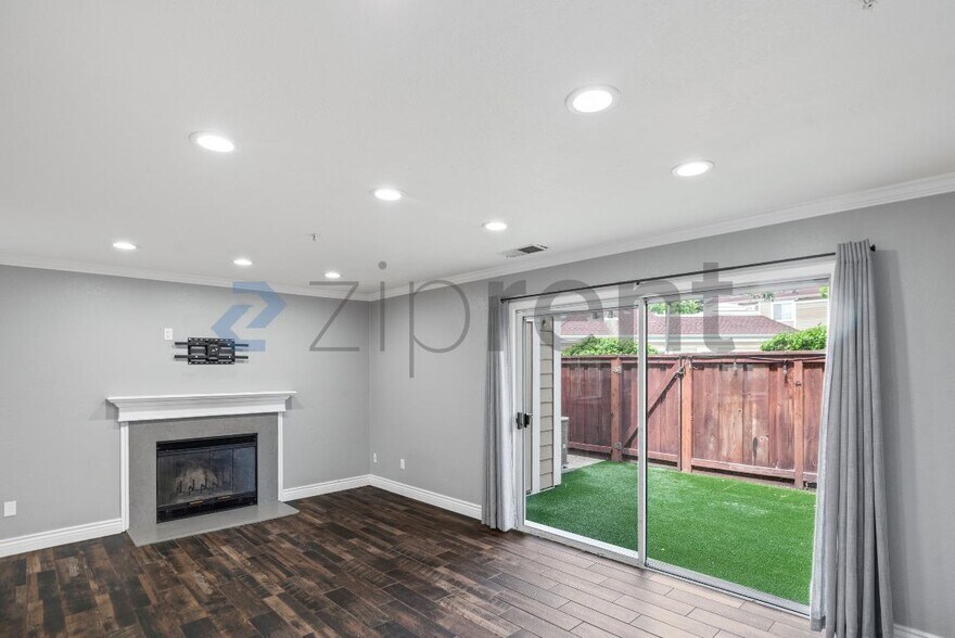 Building Photo - 5045 Hiller Ln