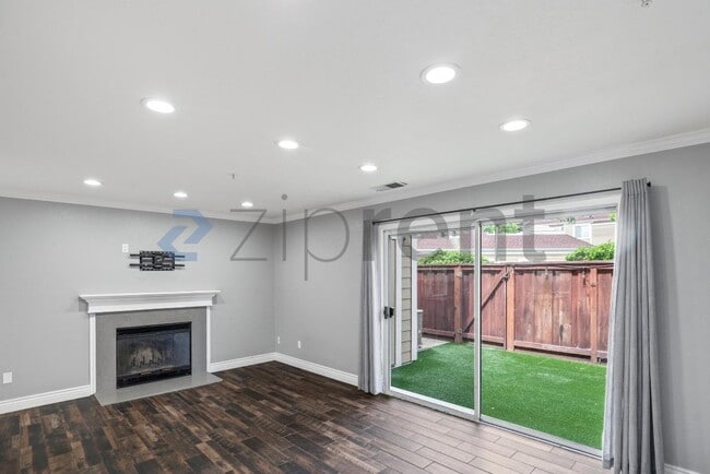 Building Photo - 5045 Hiller Ln