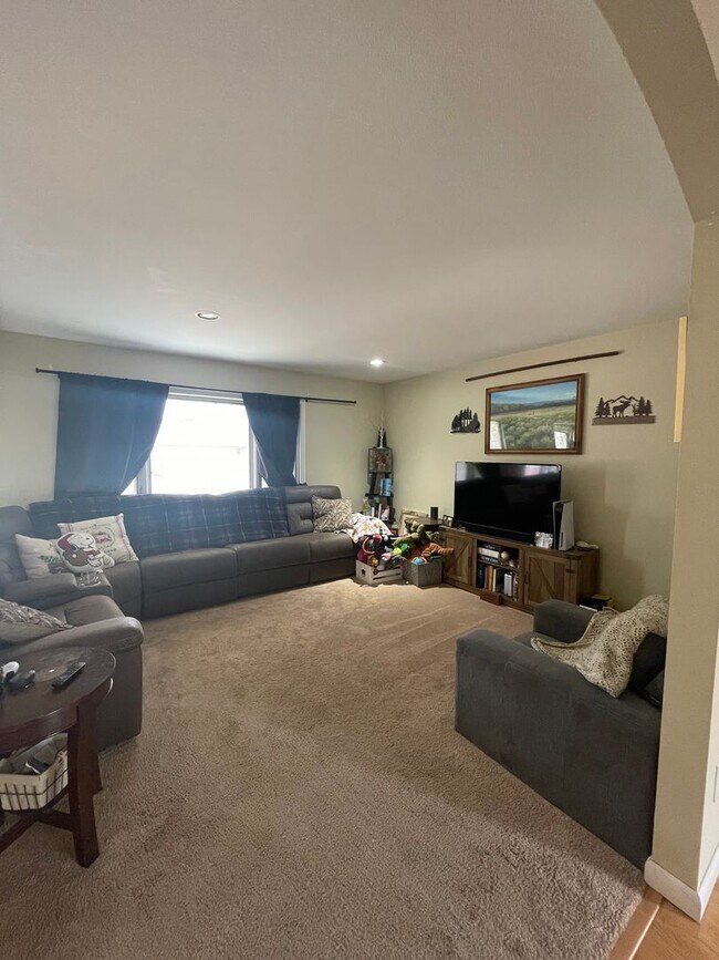 Building Photo - Cute Ranch Home w/ Fenced Yard and AC